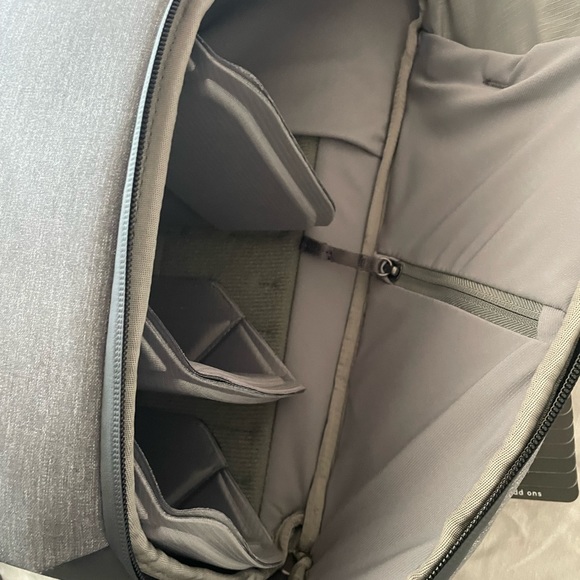 Peak Design Everyday Backpack - Ash - 20L V2 - Picture 3 of 5